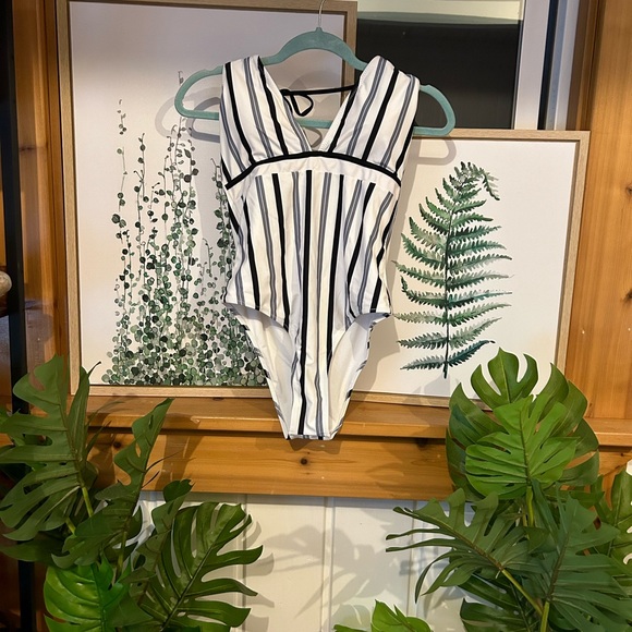 Cupshe Other - CUPSHE size large one piece swimsuits